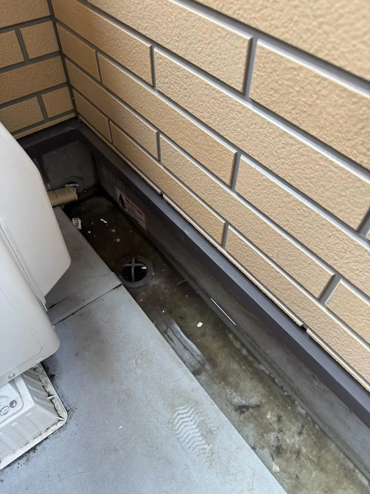 最近、ベランダの排水詰まりのお問い合わせが多いです。