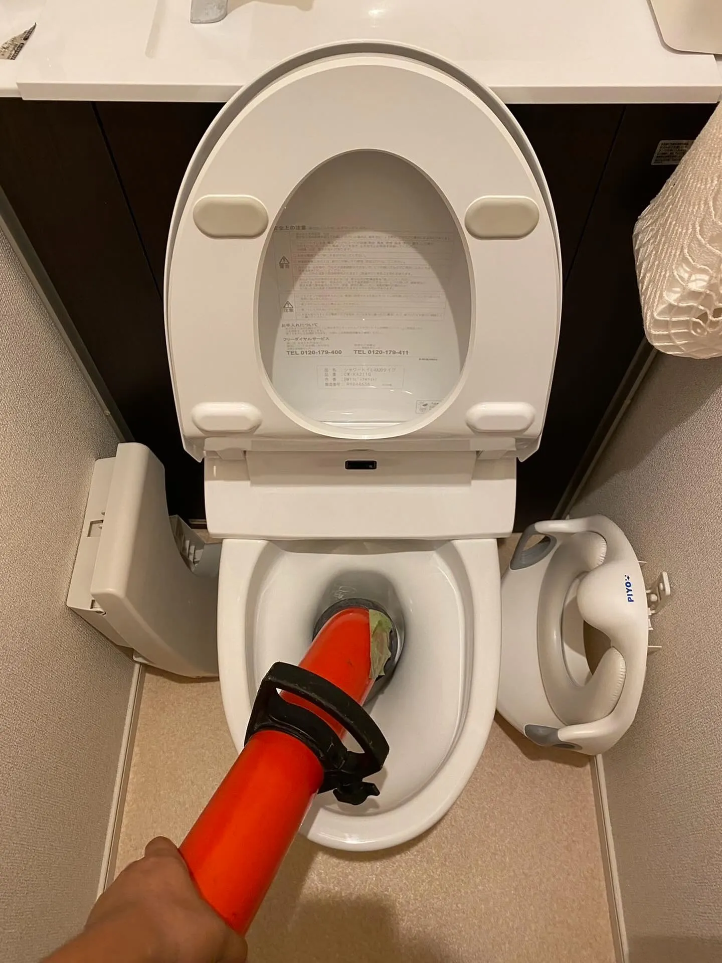 夜間のトイレ詰まりって、本当に焦りますよね！😱業者がやってい...