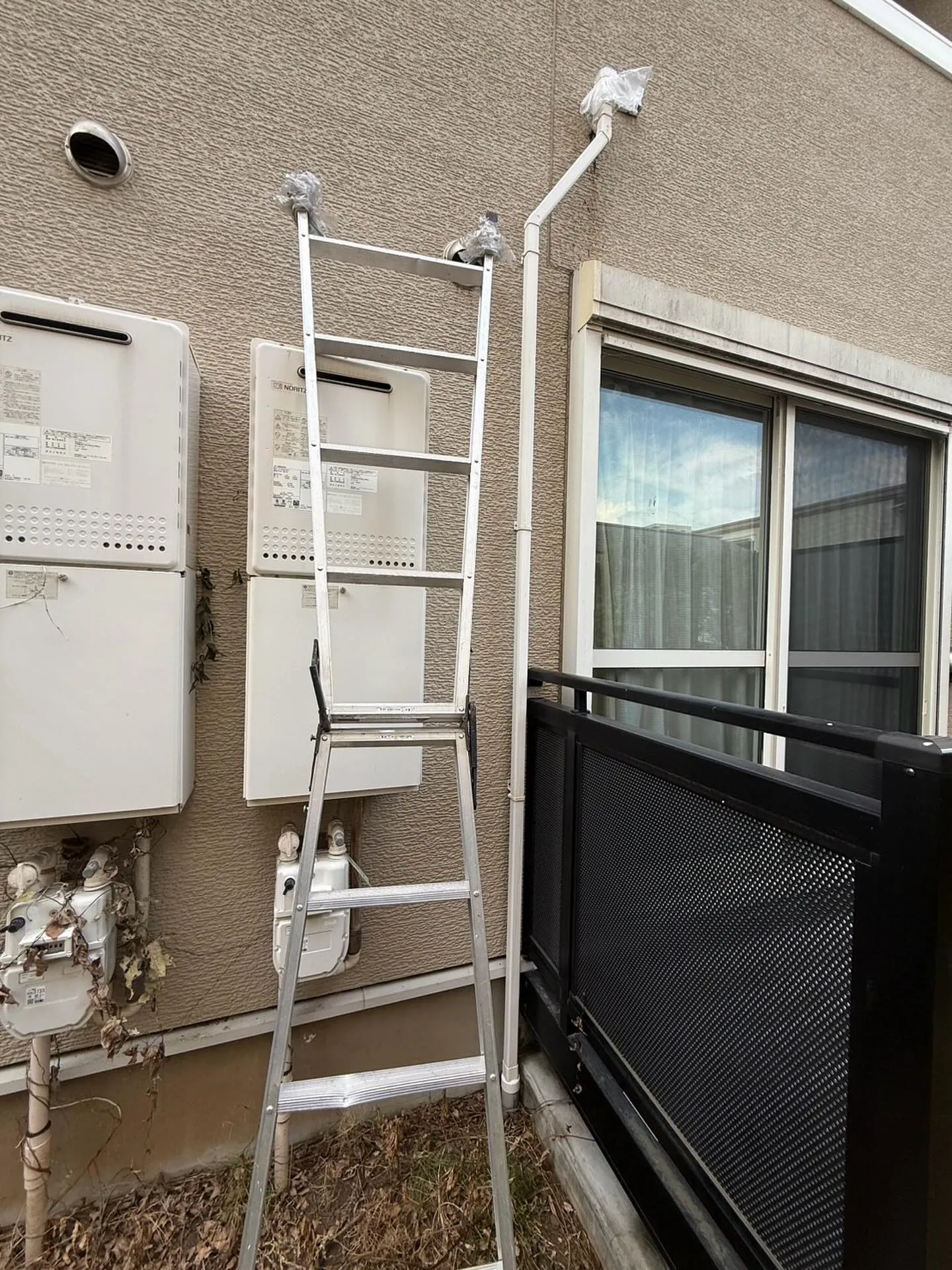 ベランダの排水が詰まってバルコニーに水がたまってしまった！😱...