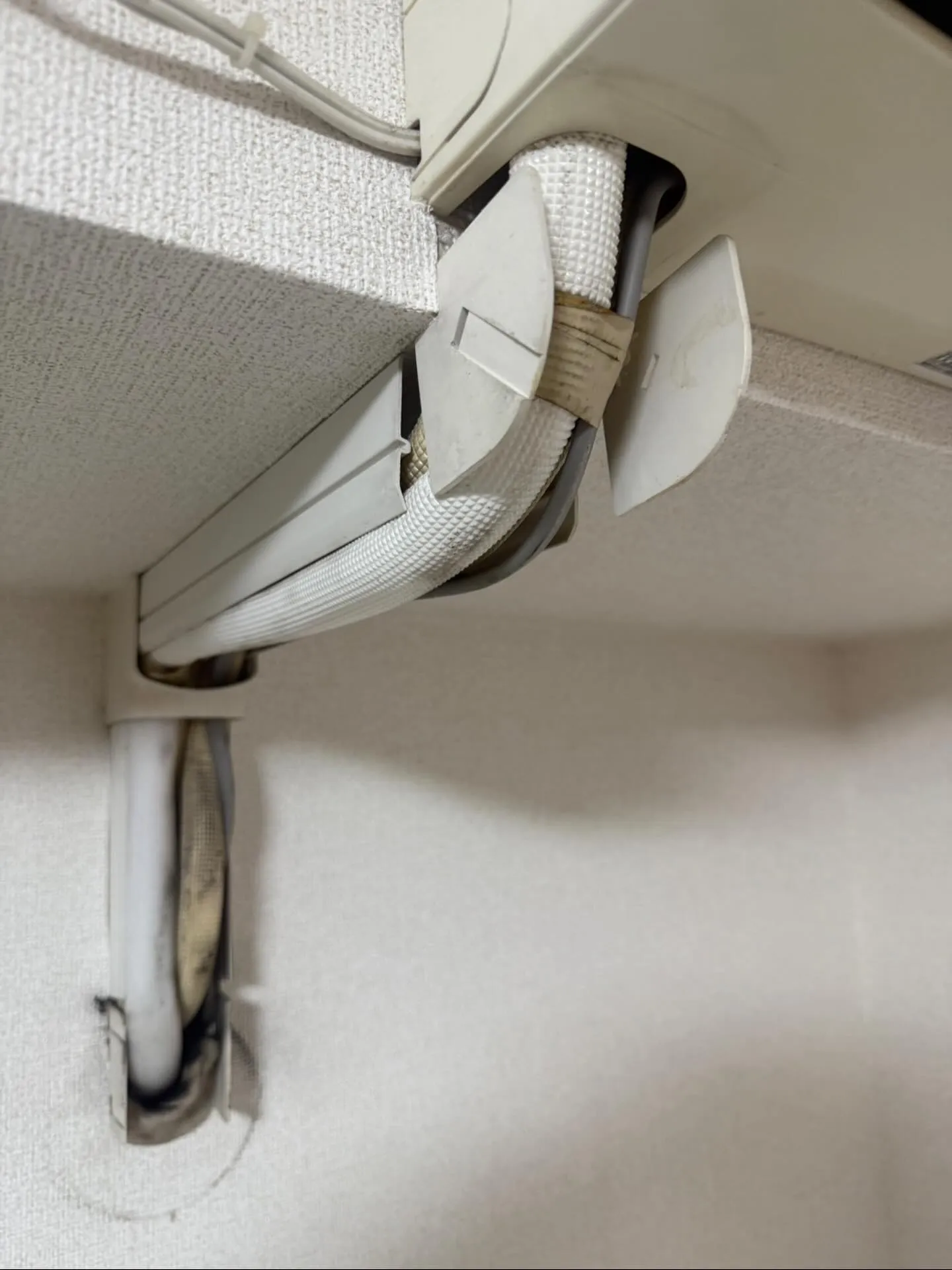 エアコンから水が垂れてくると、ほんとに困っちゃいますよね💧。