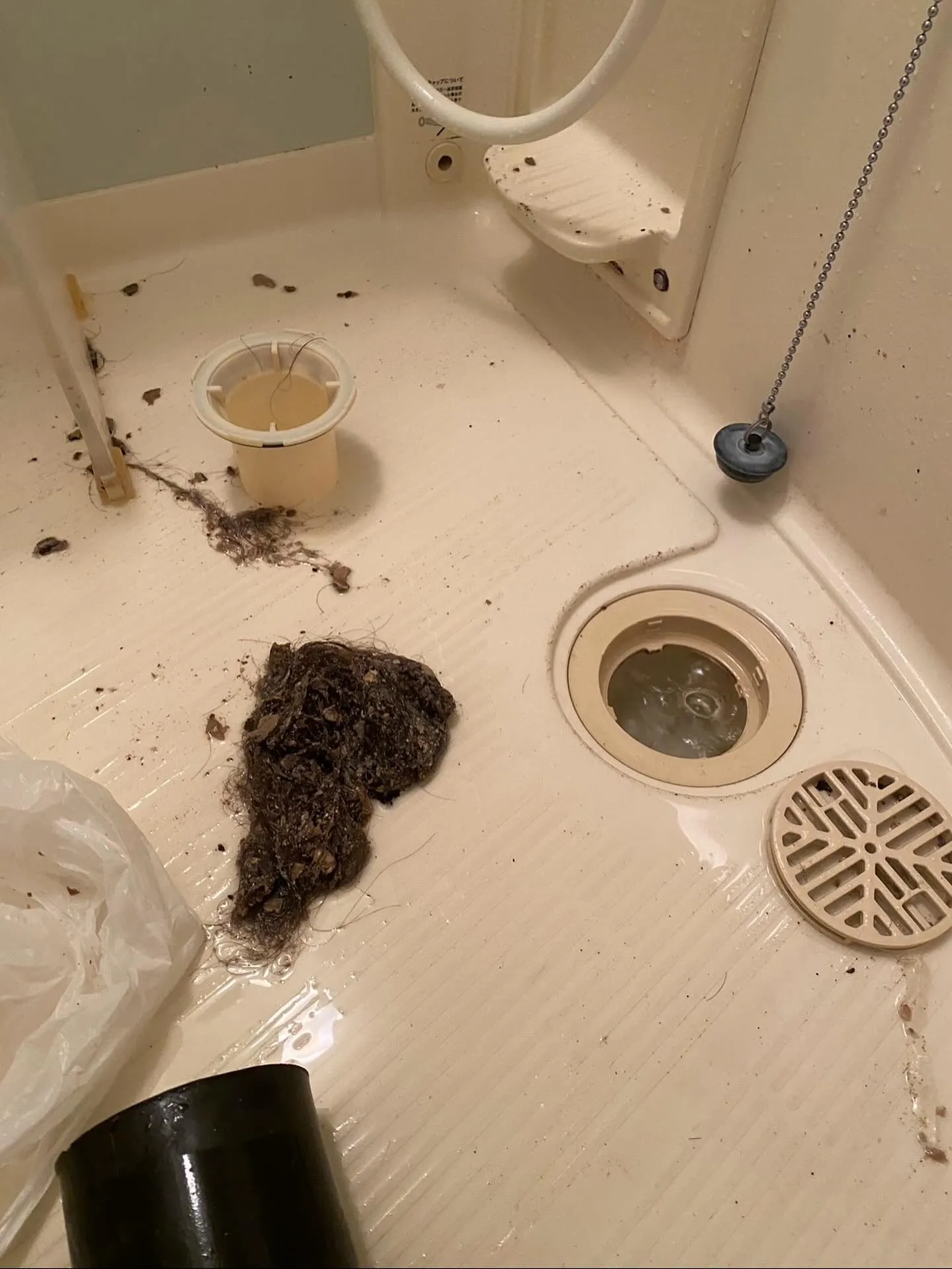 先日、あるお宅で浴室の排水不良のご依頼がありました 🛁🚿。