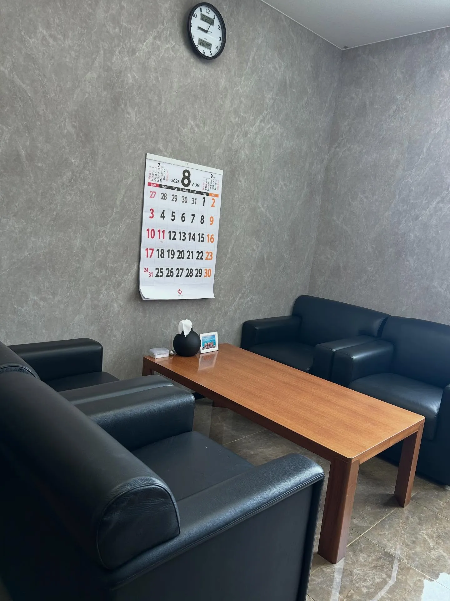 弊社の事務所紹介シリーズへようこそ！✨こちらは来客をお迎えす...