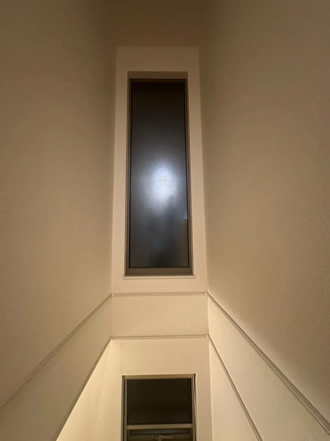 家に帰ったら、2階建てのアパートの2階の窓の下にアリンコさん...